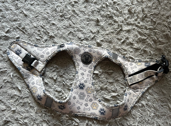 Paw print step in harness